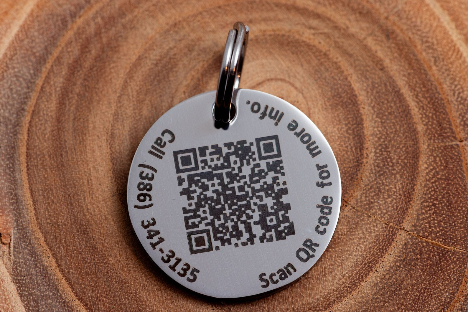 Médaille d’identification pour chat ou chien avec QR code – Sécurité et style